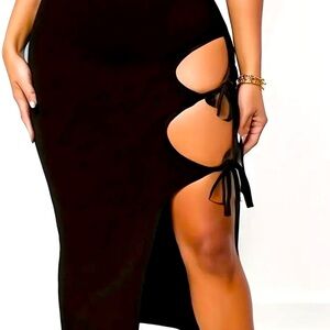 Black skirt with spilt with circle’s on the side